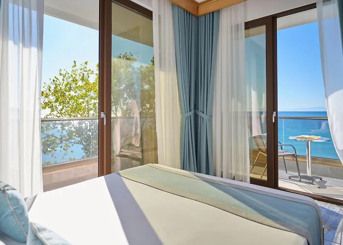 מלון Evlogia Seafront And Anex By Greek Pride 4*